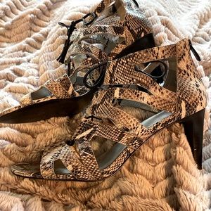 Snake print Tahari sandals. Size 8